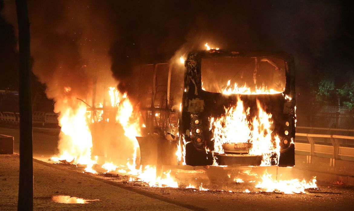 Rio de Janeiro - Ônibus são incendiados durante protesto contra as reformas trabalhista e da Previdência (Vladimir Platonow/Agência Brasil)
