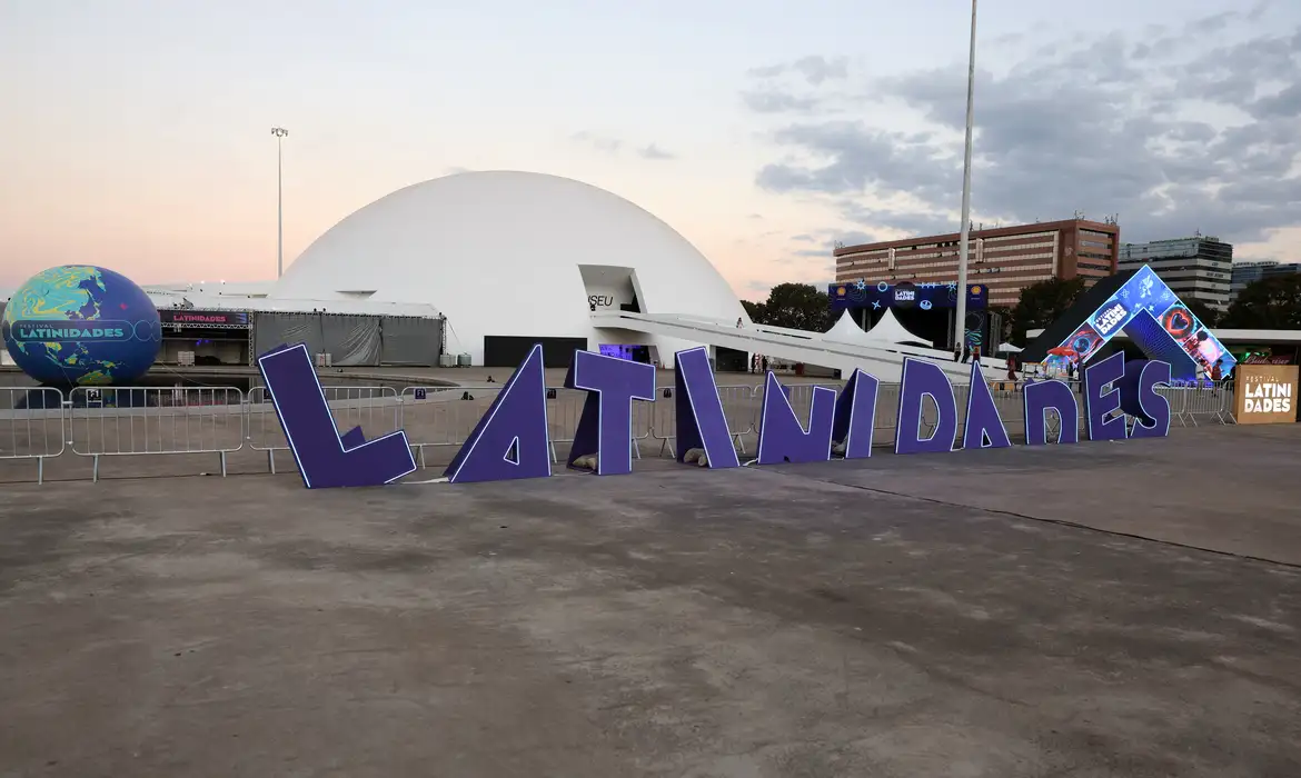 Brasília (DF) 22/07/2025 - Montagem de estrutura para o Festival Latinidades 2025, no Museu Nacional. Foto: Valter Campanato/Agência Brasil