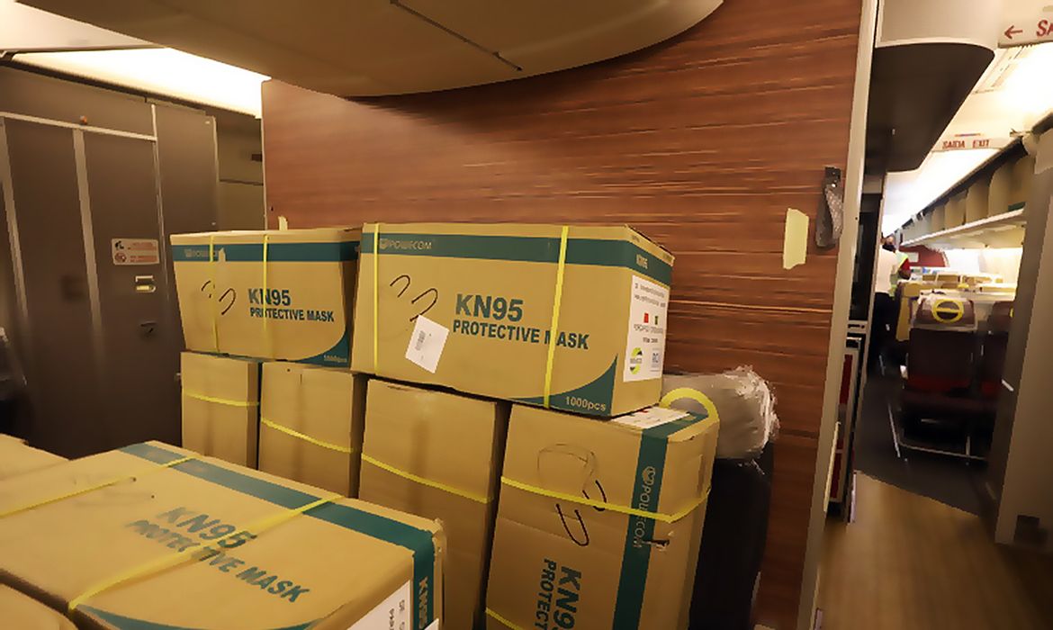 primeiro voo a chegar da China com equipamenteos que ajudarão a combater o novo coronavírus