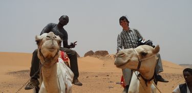 Luís Nachbin e o ecoartista Ruganzu Bruno durante passeio pelo deserto do Sudão