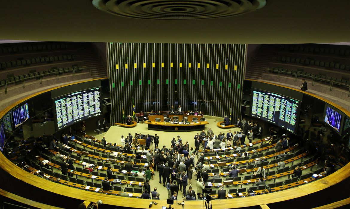 O Congresso Nacional realiza sessão plenária para votar oito vetos presidenciais. 
