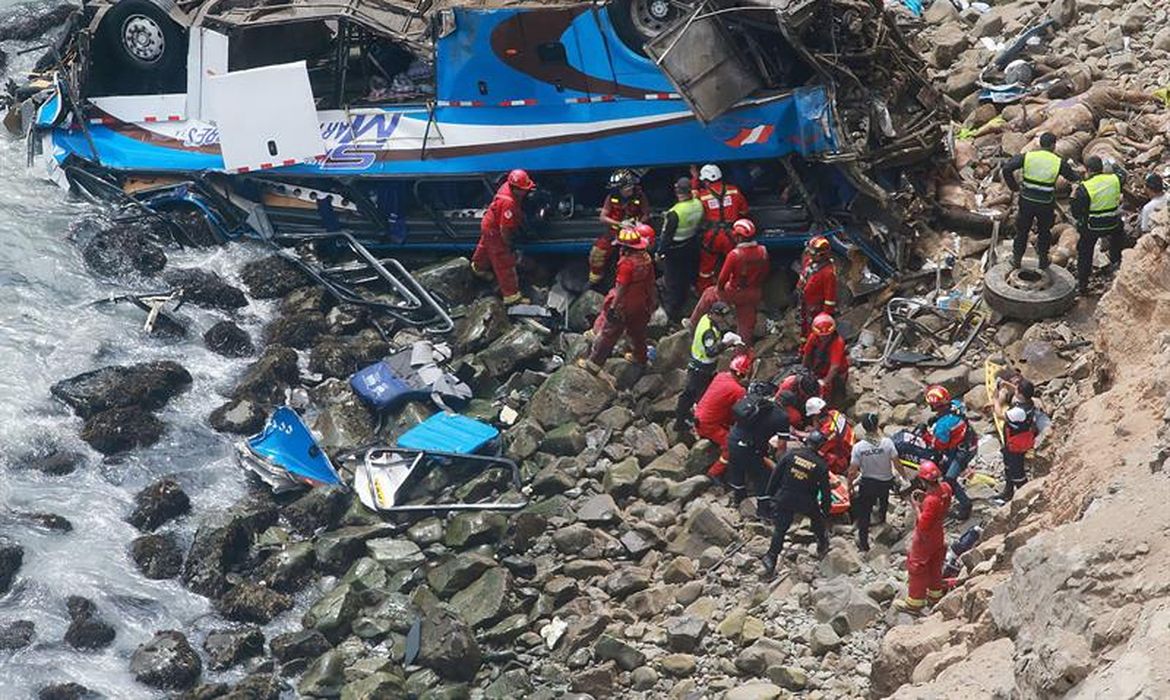 Ônibus cai de penhasco próximo a Lima, no Peru, e deixa ao menos 48 mortos