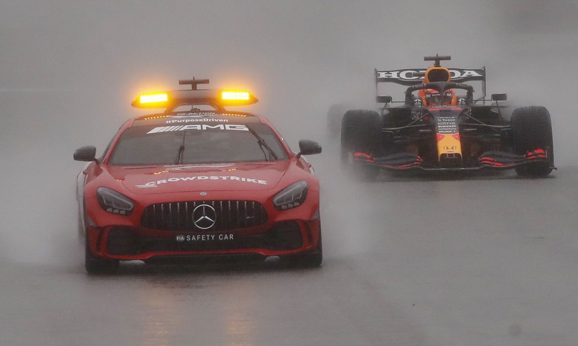 Max Verstappen, da Red Bull, atrás do safety car durante GP da Bélgica de F1