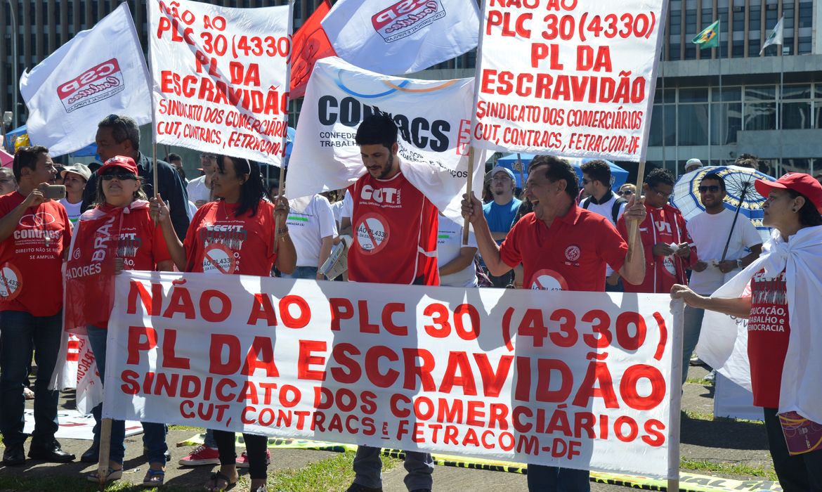 Professores participam de ato em frente ao Palácio do Buriti no Dia da Paralisação Nacional, convocada pela CUT e outras centrais sindicais (Antonio Cruz/Agência Brasil)