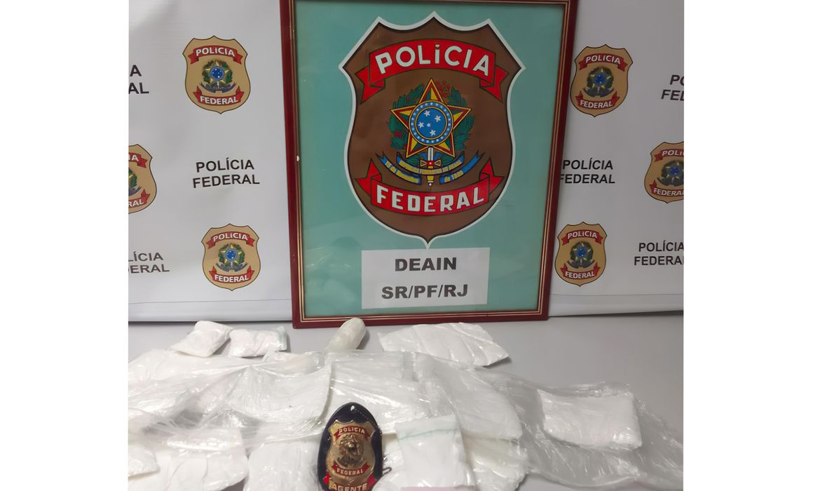 PF RJ/Divulgação Mulher presa com cocaína no Galeão. Foto: PF RJ/Divulgação