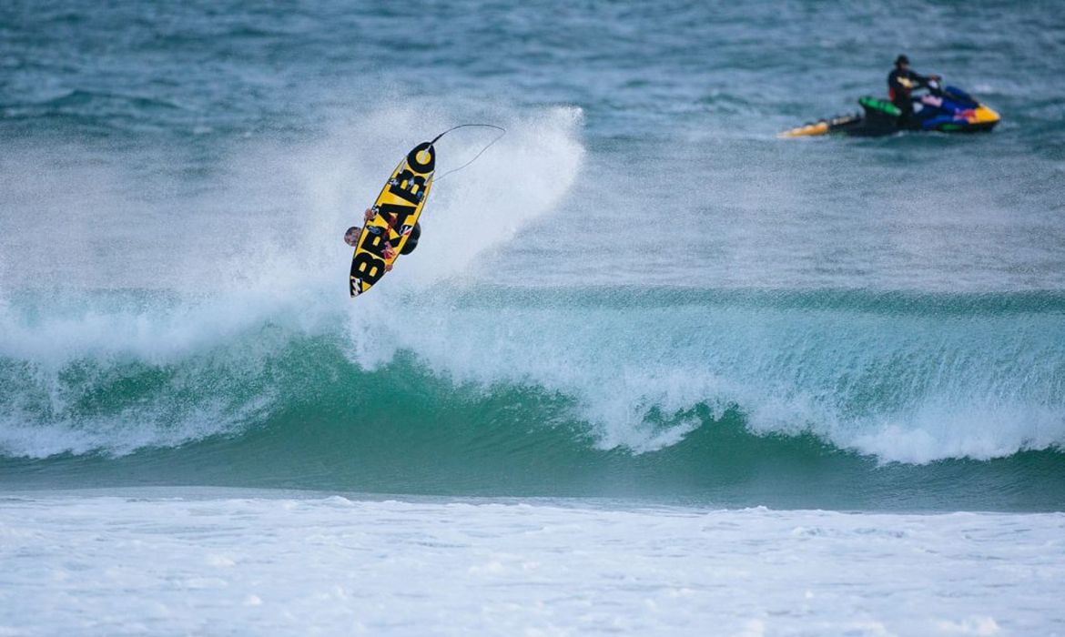 Campeão olímpico de surfe Ítalo Ferreira se classifica em campeonato em Portugal