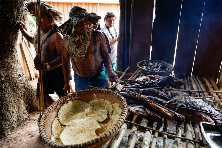 Juara (MT), 08/04/2025 – Peixes de rio e beiju, alimentação típica do Povo Rikbaktsa, na aldeia Pé de Mutum, Terra Indígena Japuíra. Foto: Fernando Frazão/Agência Brasil