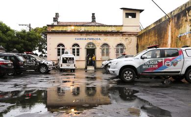 Manaus - Familiares aguardam informações sobre presos na Cadeia Pública Raimundo Vidal Pessoa (Marcelo Camargo/Agência Brasil)