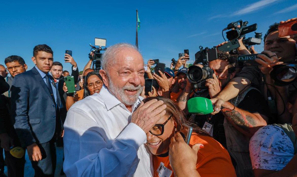 Brasília (DF) 10/05/2023  - O presidente Luiz Inácio Lula da Silva desceu a rampa do Palácio do Planalto para vistoriar a retirada das grades que cercavam o local desde 2013.
Foto: Ricardo Stuckert/PR