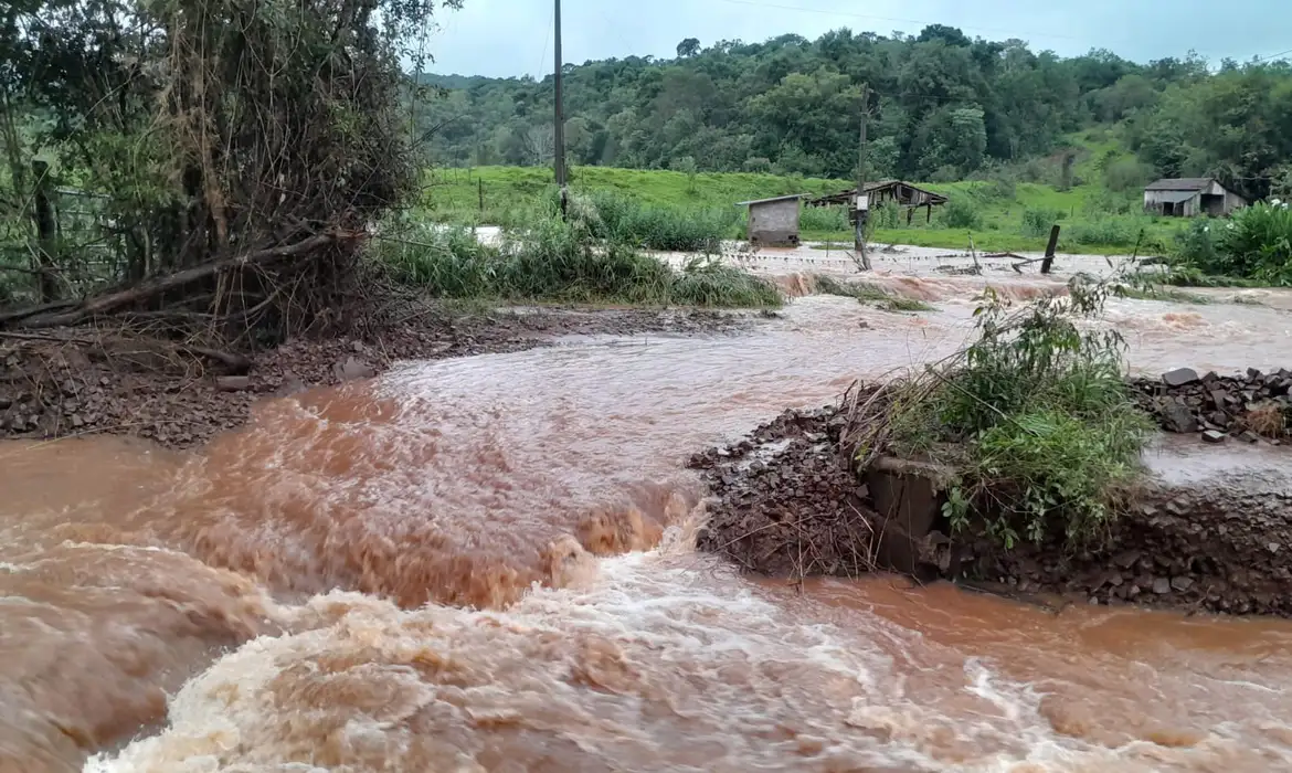 Chuvas no RS: impactos na vida de quilombolas e pequenos agricultores. - Vista Alegre, estrada vicinal se transformou em rio. Infraestrutura de acesso e escoamento da produção camponesa totalmente destruída em 70%. Foto: Comunicação MPA