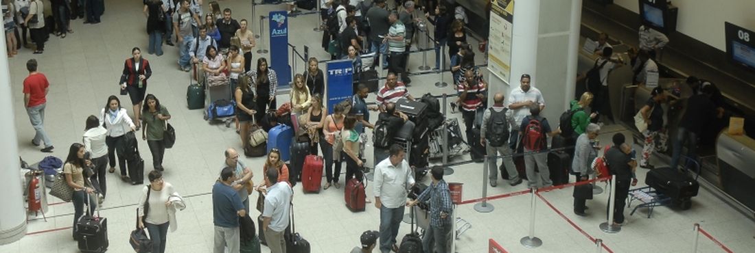 Interdição da única pista do aeroporto de Viracopos, em Campinas (SP) desde sábado (13), onde opera a empresa Azul, provocou muitas filas e transtornos na área de embarque