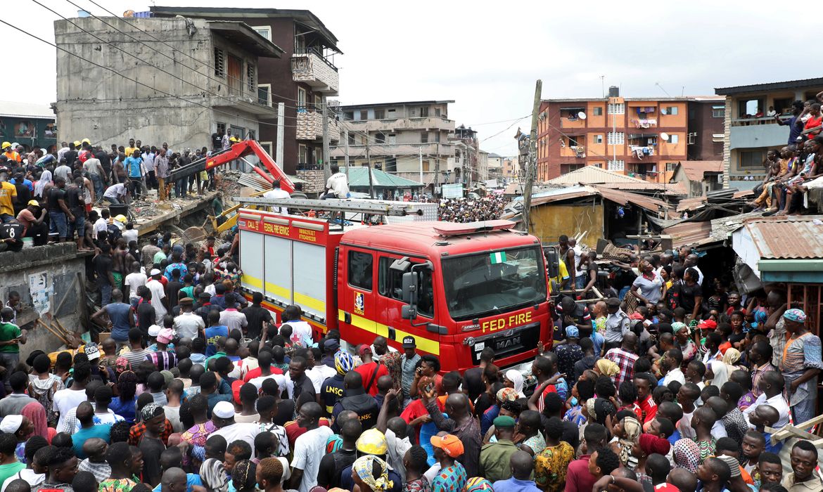 People gather as rescue workers search for survivors at the site of a collapsed building containing a school in Nigeria's commercial capital of Lagos, Nigeria March 13, 2019. REUTERS/Temilade Adelaja