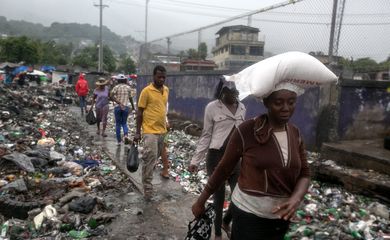 Em Porto Príncipe, haitianos deixam suas casas, após a chegada do Furacão Matthew que provocou inundações e deslizamentos de terra