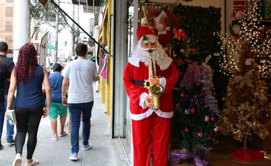 Comércio com decoração de Natal na rua Teodoro Sampaio, em Pinheiros.