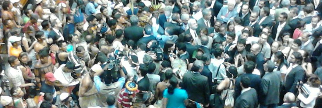 Índios ocupam plenário da Câmara dos Deputados em protesto contra a PEC 215