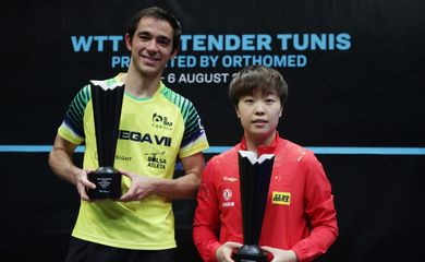 Calderano campeão posa ao lado da campeã Zhang Rui -  WTT Contender Tunísia - em 06/08/2022 - circuito mundial de tênis de mesa