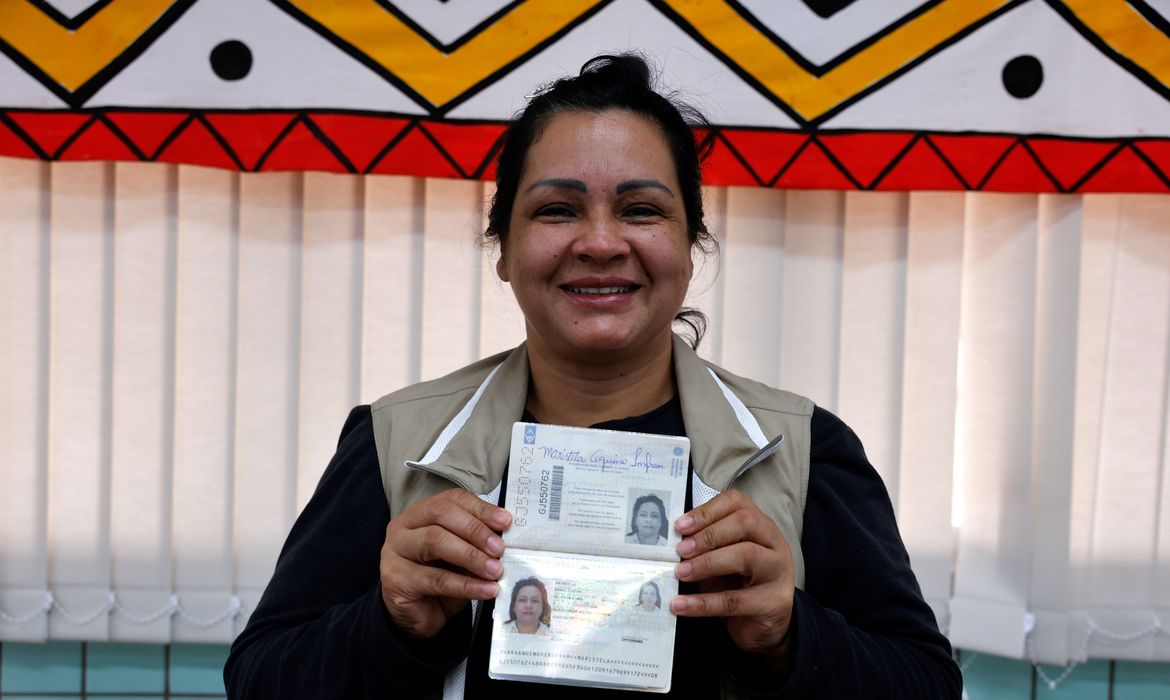 Dourados (MS), 29/08/2024 - Projeto Guata: Oito doutorandos indígenas farão intercâmbio na França. 
A estudante guarani kaiowá Maristela Aquino, de 44 anos, contemplada pelo Projeto Guatá, com o passaporte, na Faculdade Indigena da UFGD, em Dourados(MS). Foto: Tânia Rêgo/Agência Brasil