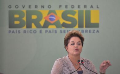 Presidenta Dilma Rousseff, participa da cerimônia de contratação da terceira etapa das ações de saneamento do PAC 2 para municípios com até 50 mil habitantes (Wilson Dias/ Agência Brasil)