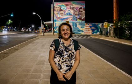Brasília (DF), 19/04/2024, Aniversário de brasília: intervenções urbanas no DF. Viadutos e passarelas de Brasília com grafites e pichações. Na foto: Ana Marque, 35 anos, empregada. Foto: Valter Campanato/ Agência Brasil