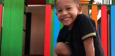Menino brinca na Afroteca 