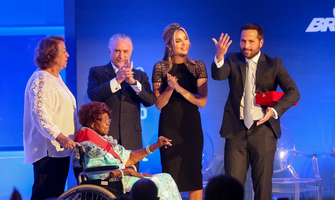 Brasília - O presidente Michel Temer prestigia a entrega da Ordem do Mérito Cultural 2016 a Dona Ivone Lara, no Palácio do Planalto  (Valter Campanato/Agência Brasil)
