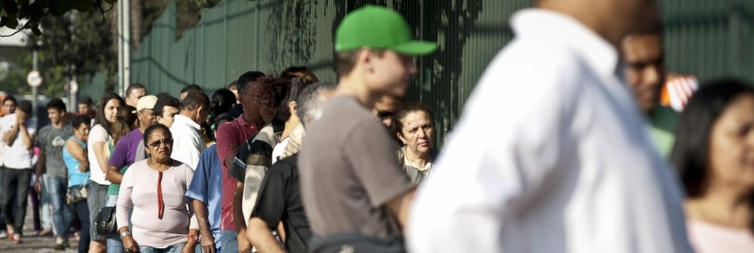 Eleitores fazem fila antes da abertura das urnas, em São Paulo, o maior colégio eleitoral do país, para garantir a votação.