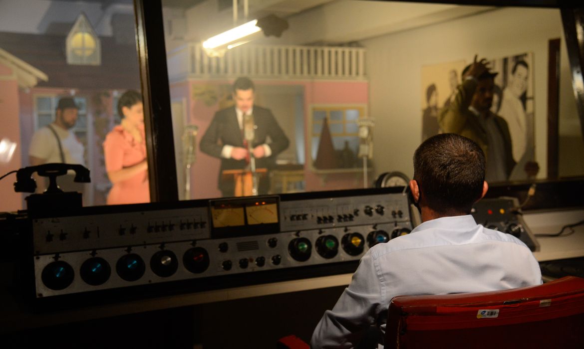 O Museu do Rádio grava cenas da primeira radionovela do Brasil. 