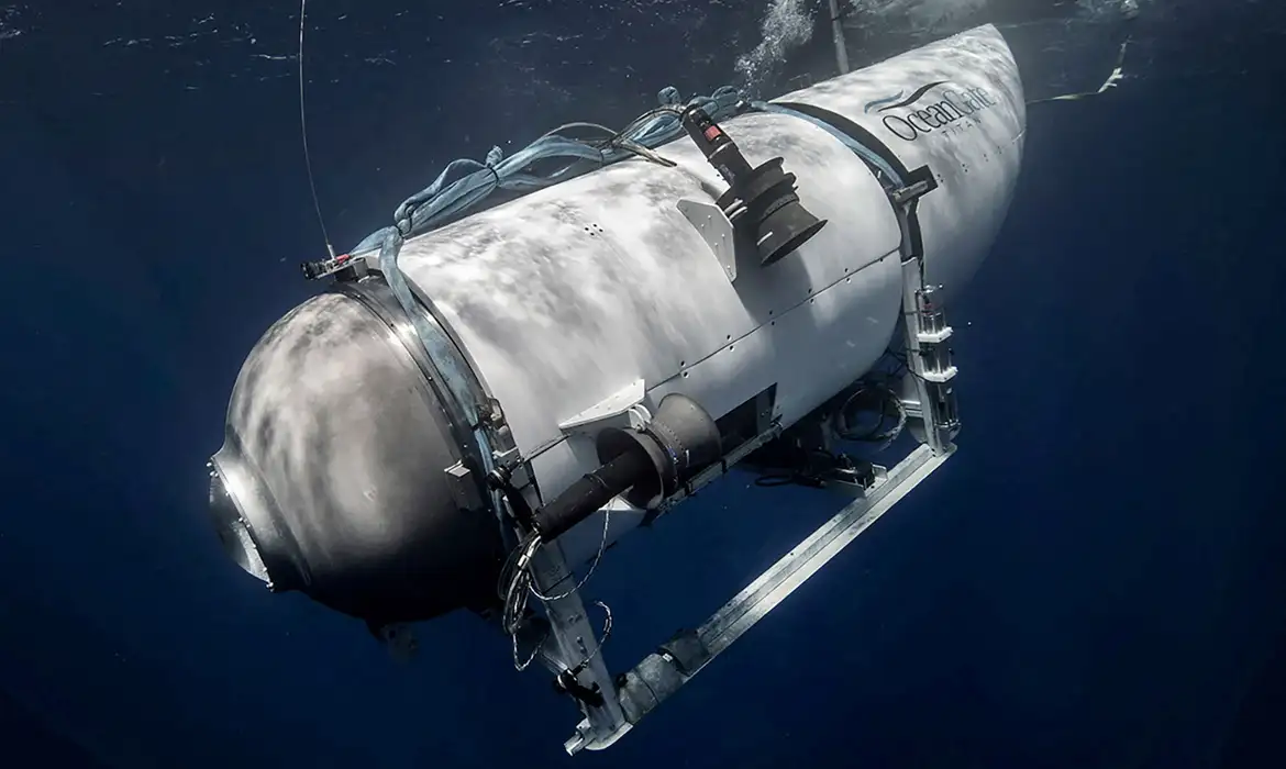 The Titan submersible, operated by OceanGate Expeditions to explore the wreckage of the sunken Titanic off the coast of Newfoundland, dives in an undated photograph. Foto: REUTERS/OceanGate