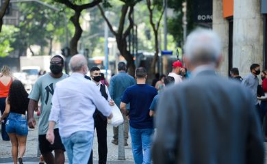 Pessoas com máscara caminham no centro do Rio de Janeiro
