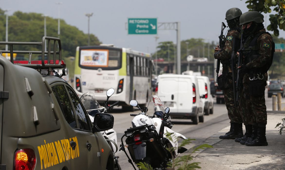 Rio de Janeiro - Militares do Exército, da Marinha e Aeronáutica fazem operação de abordagem a veículos em acessos a rodovias federais e em vias expressas do Rio de Janeiro (Tânia Rêgo/Agência Brasil)