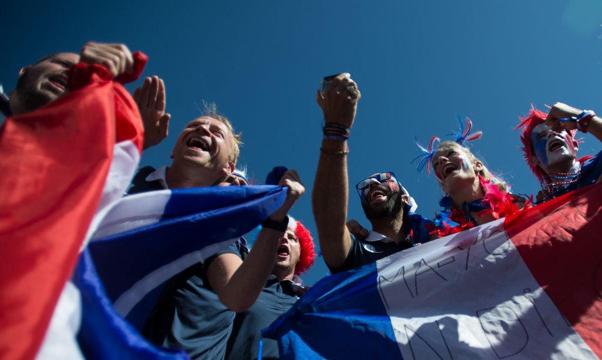 BRASILIA, DF, BRASIL,  30-06-2014, 12h30: Torcedores chegam ao Estádio Nacional Mané Garrincha para assistir ao jogo entre França e Nigéria. (Foto: Marcelo Camargo/Agência Brasil)