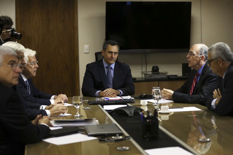 Reunião técnica com a Petrobras para tratar da alta no preço dos combustíveis. O encontro no Ministério da Fazenda, teve a participação do chefe da pasta, Eduardo Guardia, do ministro de Minas e Energia, Moreira Franco, e do presidente da/José Cruz/Agência Brasil