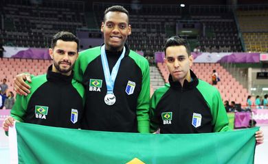 O medalhista de prata Maicon Andrade com os técnicos da equipe de taekwondo Reginaldo e Cleiton dos Santos

