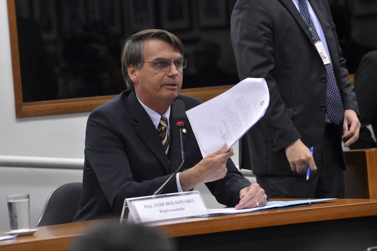 O deputado Jair Bolsonaro durante sessão do Conselho de Ética da Câmara dos Deputados que instaurou nesta terça-feira (16) processo por quebra de decoro contra o deputado (Wilson Dias/Agência Brasil) 