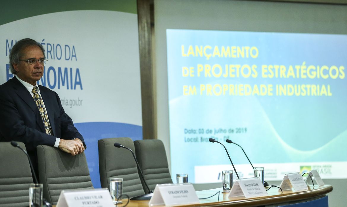 O ministro da Economia, Paulo Guedes anuncia medidas para reduzir burocracia, custos e tempo em processos de marcas e patentes.