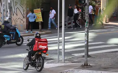 São Paulo (SP), 23/07/2025 - Motociclista entregador de comida pedida por aplicativo Ifood em Bela Vista. Foto: Rovena Rosa/Agência Brasil