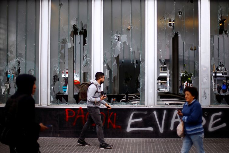 Capital do Chile amanhece sob estado de emergência após protestos. REUTERS/Edgard Garrido