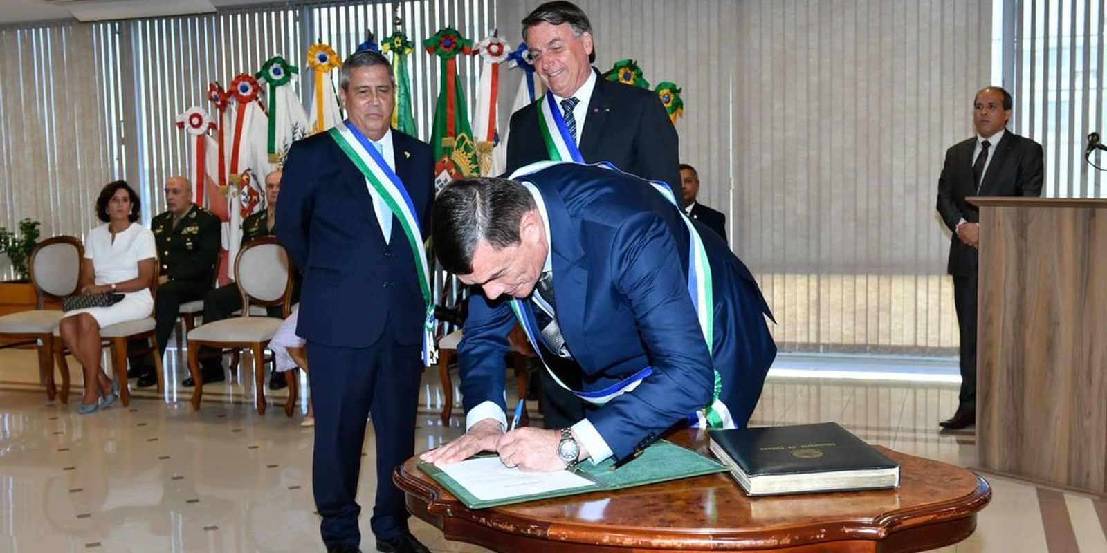 O Presidente da República, @jairbolsonaro , e o General de Exército Paulo Sérgio Nogueira de Oliveira assinaram o termo de posse do cargo de Ministro de Estado da Defesa.