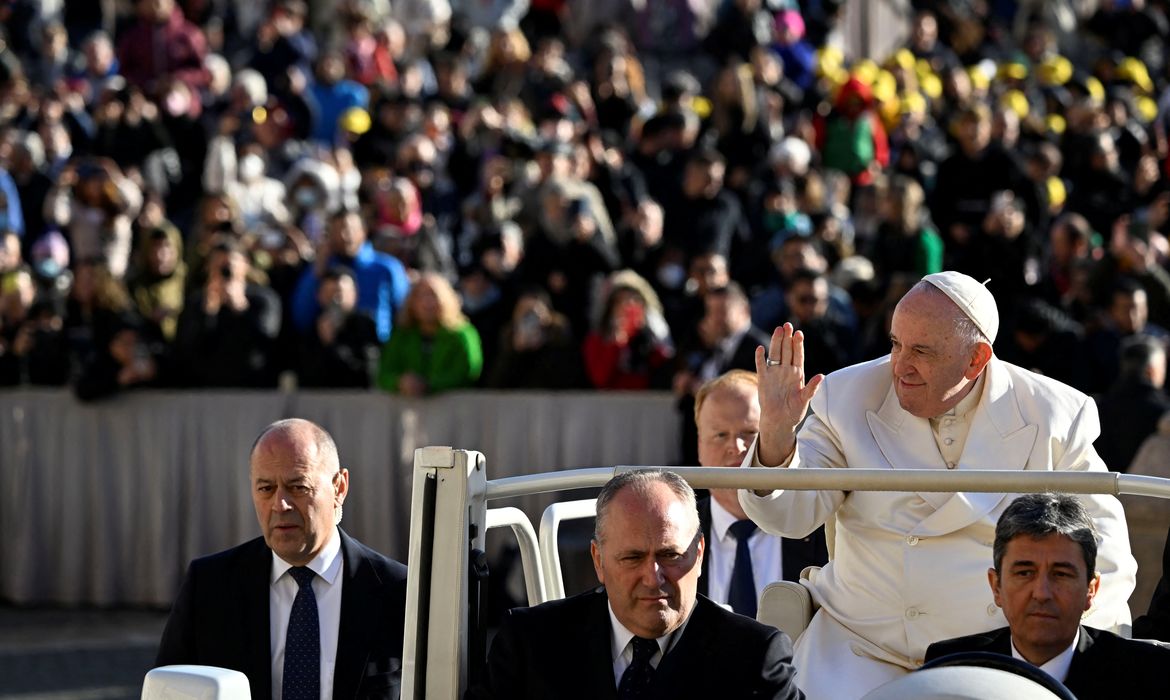 Papa Francisco realiza sua audiência geral semanal no Vaticano