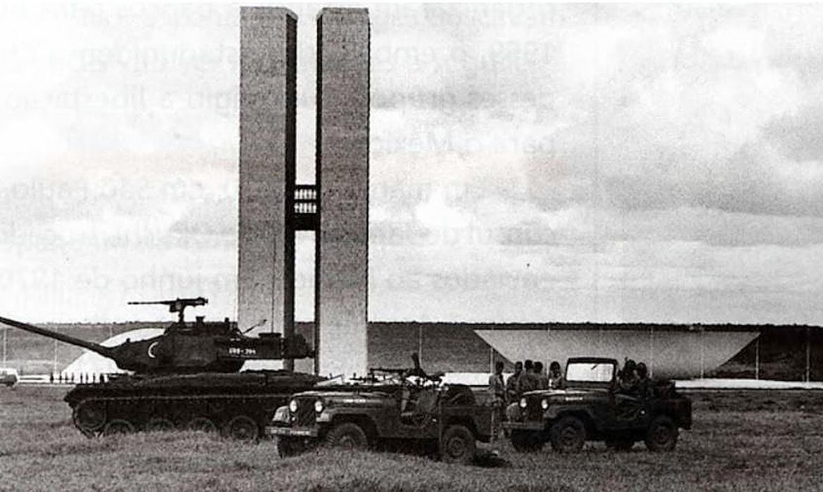 Brasília (DF) - Tanque circulando em Brasília durante a ditadura. 
Foto: Arquivo Público DF/Divulgaçāo