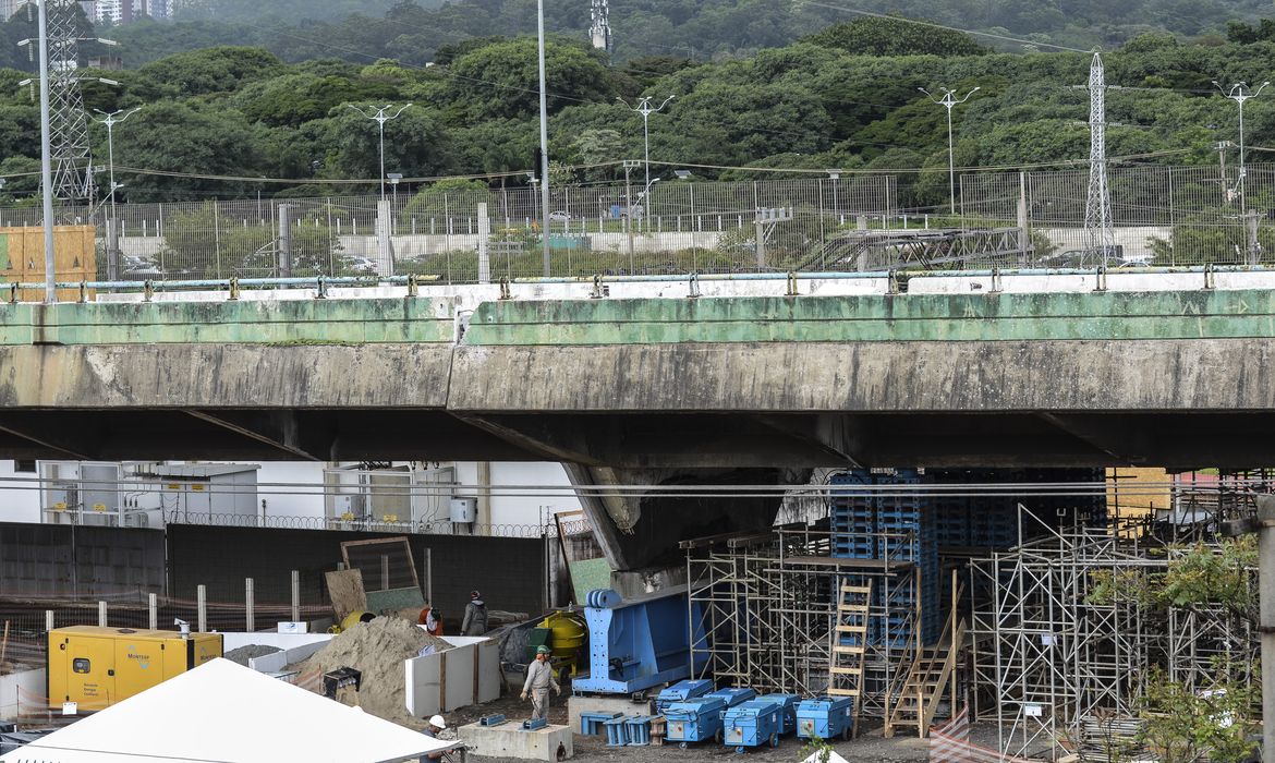 Prefeitura de São Paulo instala macacos hidráulicos para erguer viaduto da Marginal do Pinheiros, que cedeu no dia 15 de novembro.