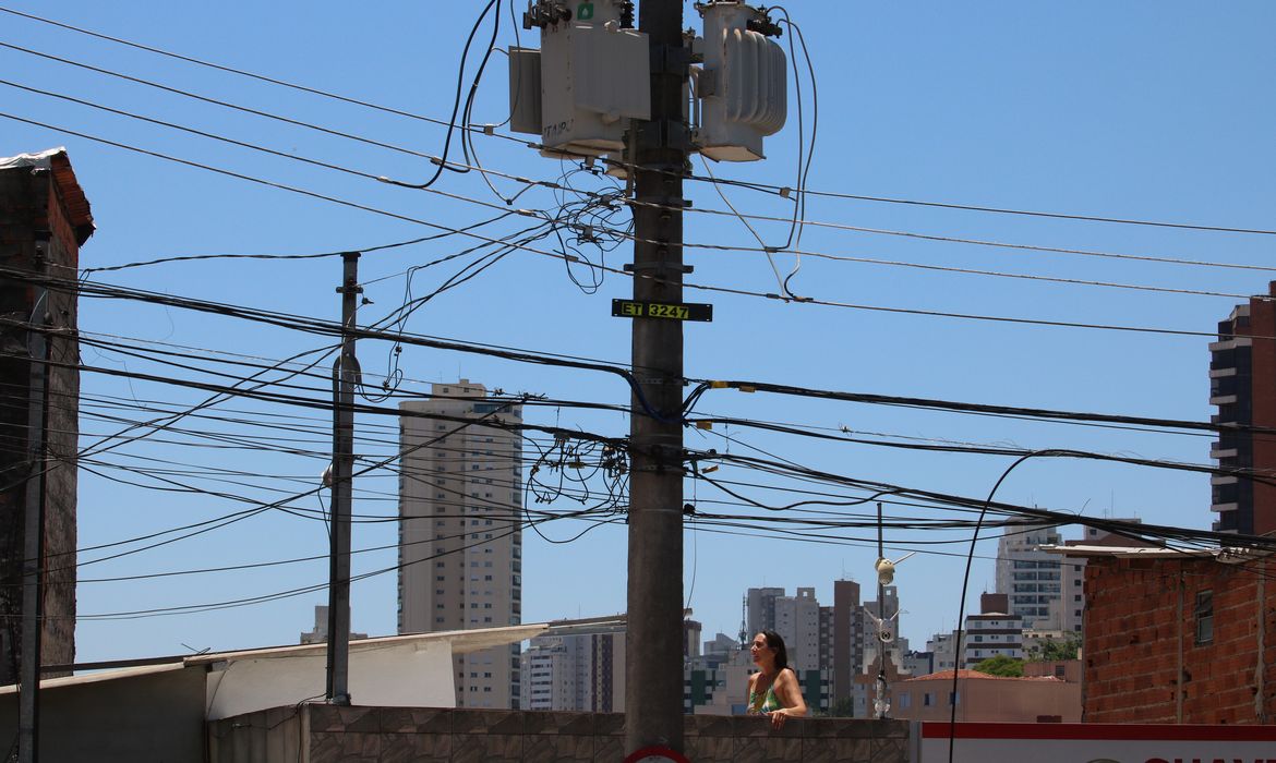 São Paulo (SP), 06/11/2023 - Poste de energia elétrica com cabos desconectados durante blecaute de ebergia da Enel da Via da Saúde. Foto: Rovena Rosa/Agência Brasil