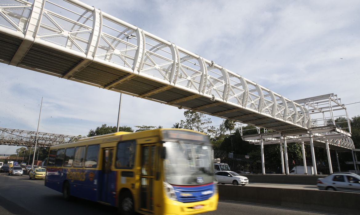 Obras de futura estação do BRT Transbrasil, na Avenida Brasil, altura de Manguinhos, no Rio de Janeiro.