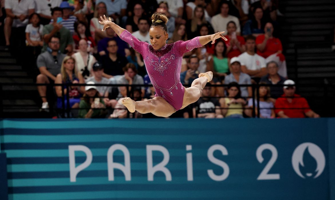 Paris 2024 Olympics - Artistic Gymnastics - Women's Balance Beam Final - Bercy Arena, Paris, France - August 05, 2024. Rebeca Andrade of Brazil in action. REUTERS/Mike Blake