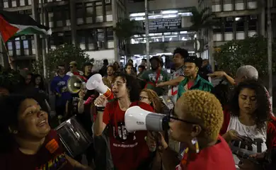 Rio de Janeiro (RJ) 29/07/2024 – Estudantes da Universidade do Estado do Rio de Janeiro (Uerj) protestam contra cortes e limitação de benefícios que garantem a permanência estudantil, como auxílio-alimentação e bolsa de apoio a alunos em vulnerabilidade social.  Foto: Fernando Frazão/Agência Brasil