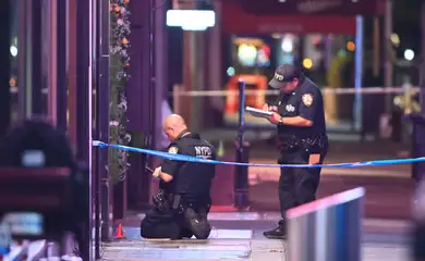 Officers of the New York City Police Department recover evidence at the shooting scene in Times Square. Three people are shot in Times Square, and tourists scatter the area following the gunfire in Manhattan, New York, United States, on August 9, 2025. Three people are struck by gunfire in Times Square in the area of West 44th Street and 7th Avenue. NYPD officers converge on the area to search for evidence and gather clues. Detectives arrive on the scene, and police implement several road closures in the area. The shooting takes place Saturday morning at approximately 1:20 AM. An 18-year-old female, a 19-year-old male, and a 65-year-old male are shot, and the victims are transported by EMS to a local area hospital. (Photo by Kyle Mazza/NurPhoto)NO USE FRANCE