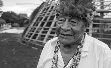 Ñamoi Ataná durante a construção da casa de reza do Sr. Getúlio, Reserva Indígena de Dourados - Foto: Tatiane Klein
