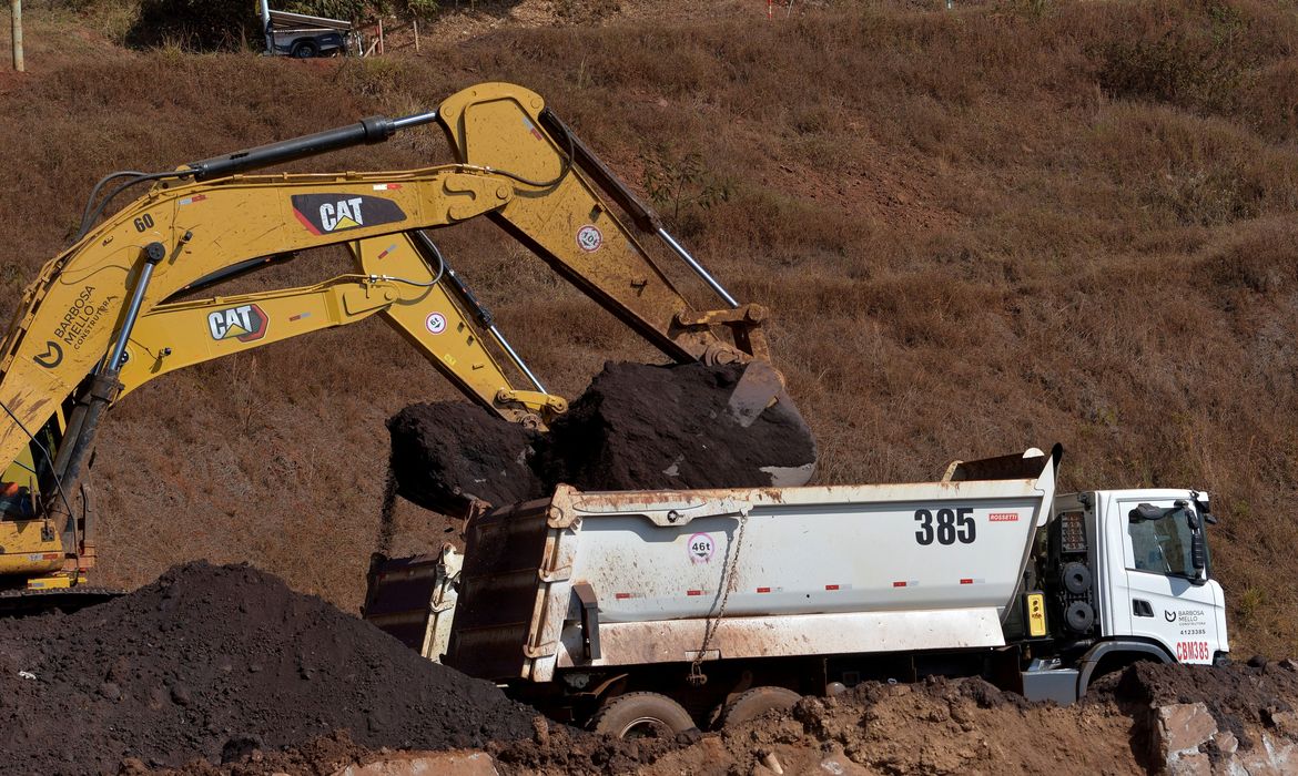 FILE PHOTO: Brazil's Vale SA uses unmanned equipment to remove iron ore mining waste in Nova Lima