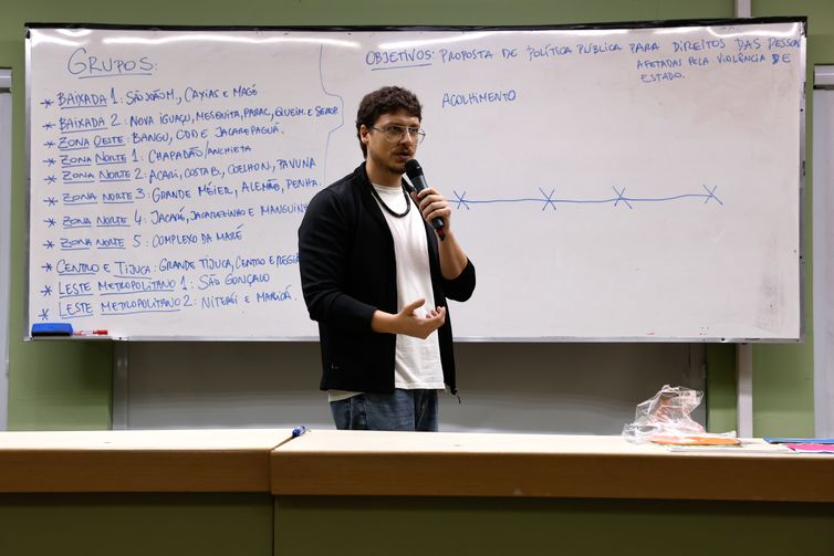 Rio de Janeiro (RJ), 09/06/2024 - RAAVE's technical coordinator, Guilherme Pimentel, speaks during a meeting of mothers elected through a selection process that distributed 100 scholarships to mothers of young people killed in police operations who will collaborate with research at UFRJ, in the Public Defender's Office of the state of Rio. The initiative is from the Network for the Care of People Affected by State Violence (RAAVE). Photo: Tânia Rêgo/Agência Brasil