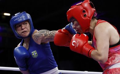 Beatriz Ferreira acerta golpe no rosto de Jajaira Gonzalez, dos EUA, em luta de boxe dos Jogos de Paris
29/07/2024
REUTERS/Peter Cziborra